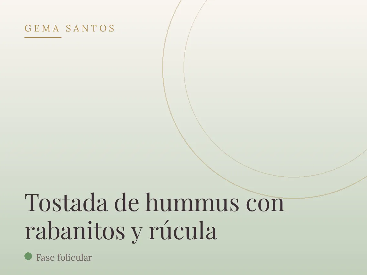 Tostada de hummus con rabanitos y rúcula