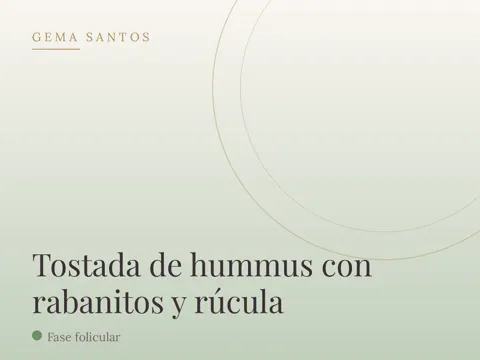 Tostada de hummus con rabanitos y rúcula