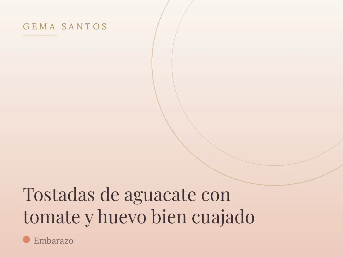 Tostadas de aguacate con tomate y huevo bien cuajado
