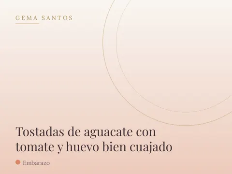 Tostadas de aguacate con tomate y huevo bien cuajado