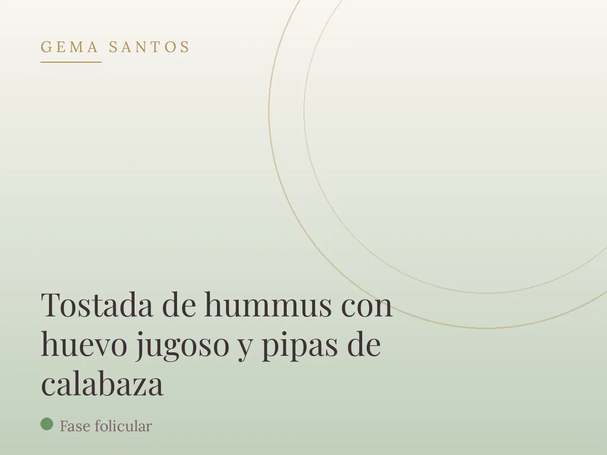 Tostada de hummus con huevo jugoso y pipas de calabaza
