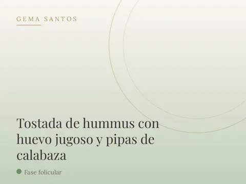 Tostada de hummus con huevo jugoso y pipas de calabaza