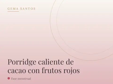 Porridge caliente de cacao con frutos rojos